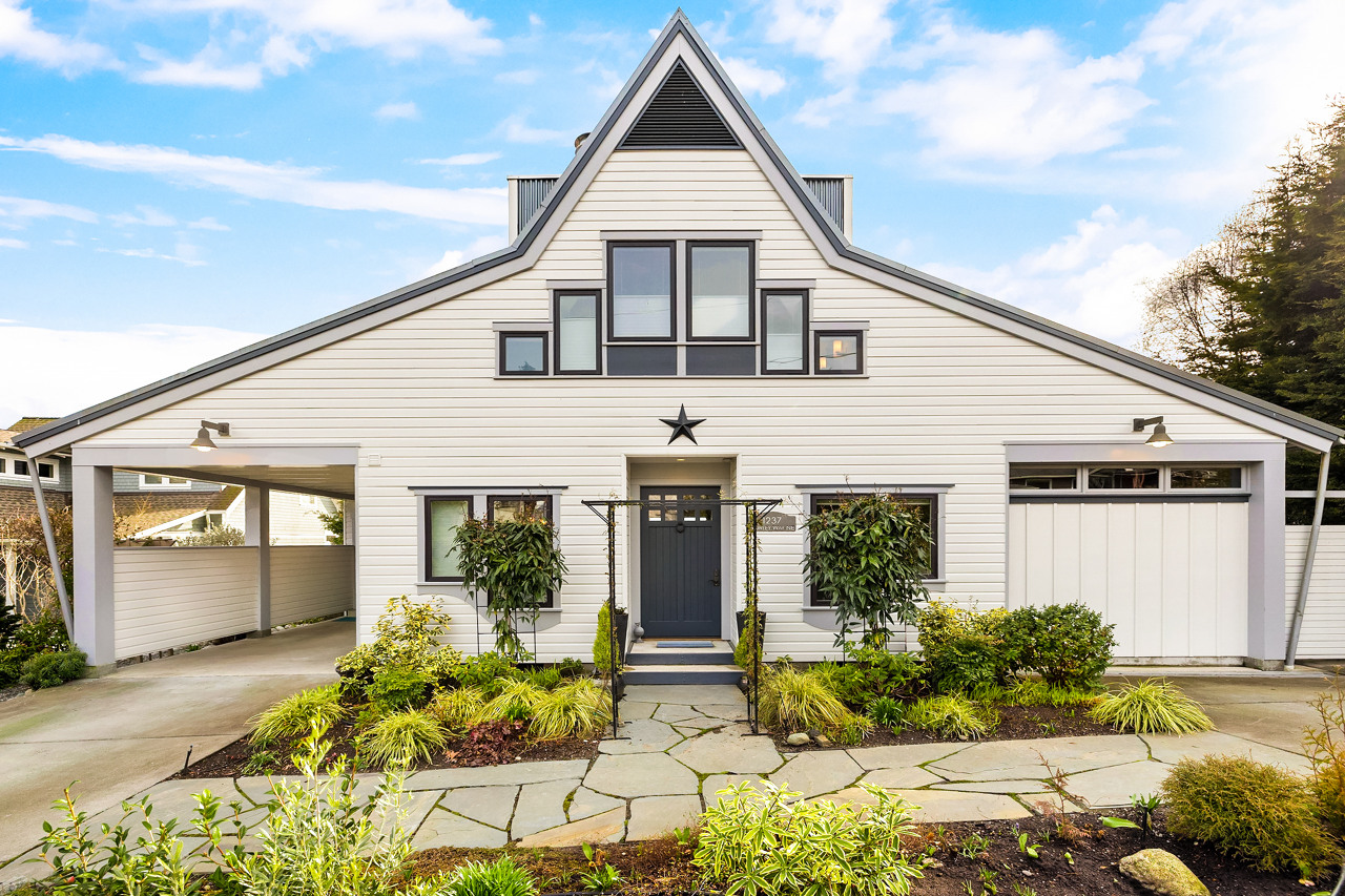Street side off the charts curb appeal! This home is a Winslow landmark.