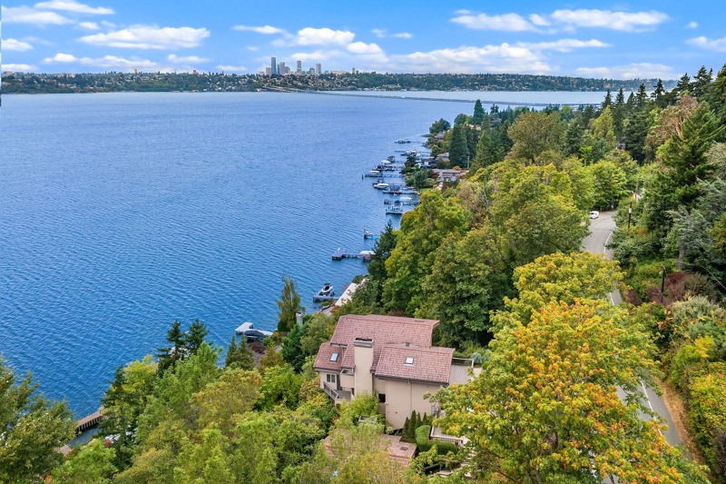 Premier Mercer Island West side, mid/north-end location; close to all MI has to offer, and access to I90 (3 minutes) yet with privacy and seclusion. Abundant onsite, and off-street guest parking.
